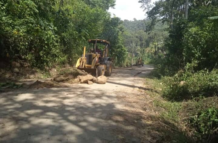 Carretera de Altamira y Calderas está siendo reparada por la Gobernación de Barinas