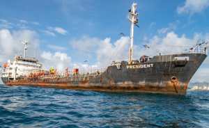 Advierten que tanquero cargado de fueloil fondeado en Pampatar es una amenaza ambiental para la bahía
