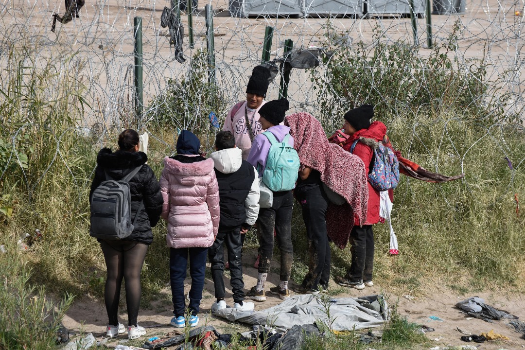 Migrantes quedan varados en el río Bravo con temperaturas heladas