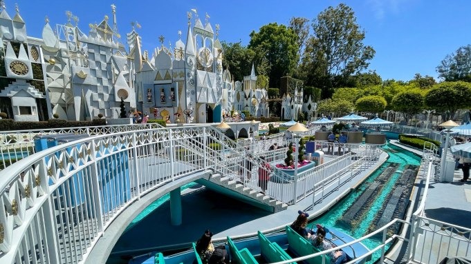 Atracción no apta para niños: Se quitó toda la ropa en un paseo por Disneyland (VIDEO)