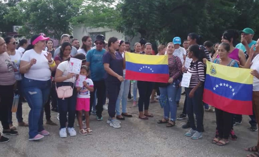 Ayudó a la gente durante las lluvias y aun así lo destituyeron del cargo de director de una escuela en Falcón… ¿por qué?