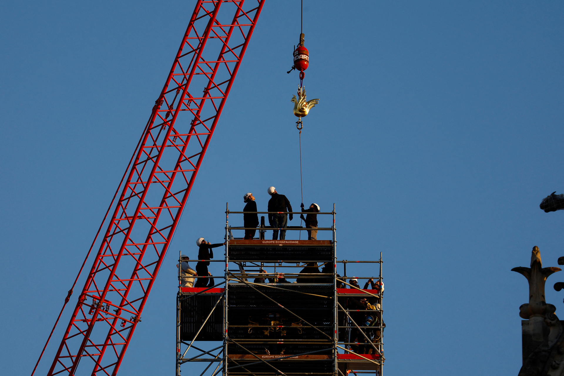 Notre Dame da otro paso para su reapertura y alza un nuevo gallo sobre la icónica aguja