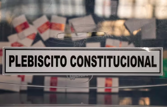 Chile vota en un nuevo plebiscito si mantiene su Constitución actual o aprueba la segunda propuesta de reforma