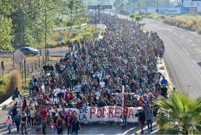 Migrantes saturan la frontera norte de México pese a la visita de la delegación de EEUU