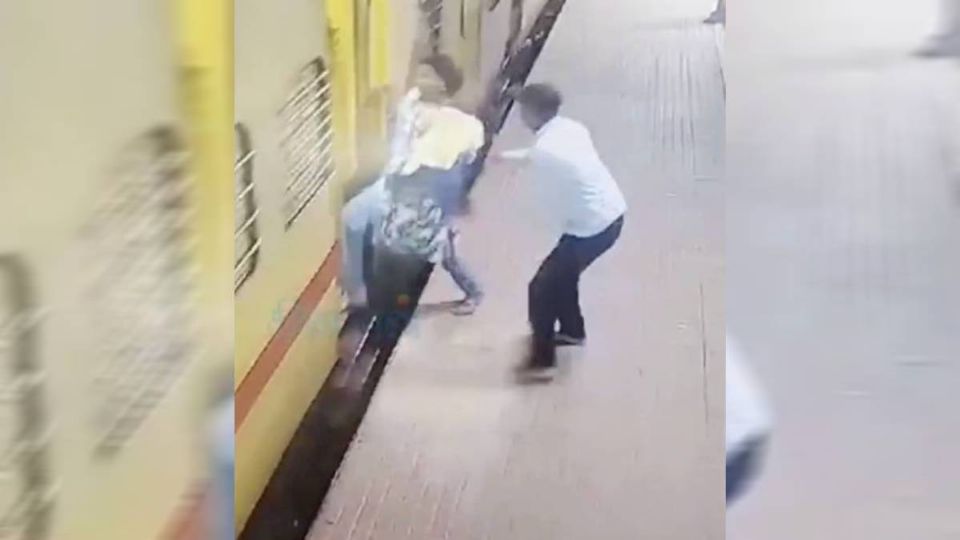 IMÁGENES FUERTES: madre e hijos tratan de subir a un tren en movimiento en India, pero ocurrió lo peor