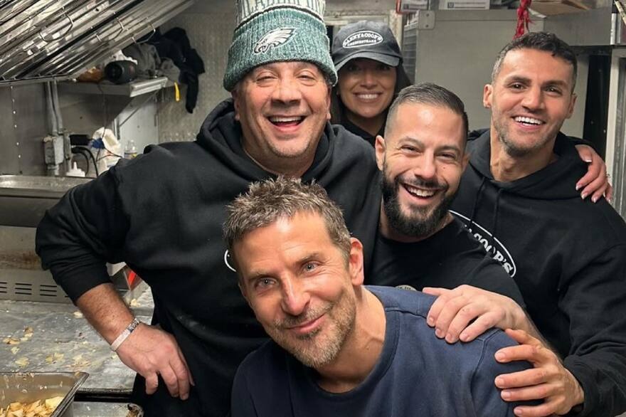 Estrella en el food truck: Bradley Cooper vendió sándwiches por 10 dólares en Nueva York y enloqueció a todos (VIDEO)