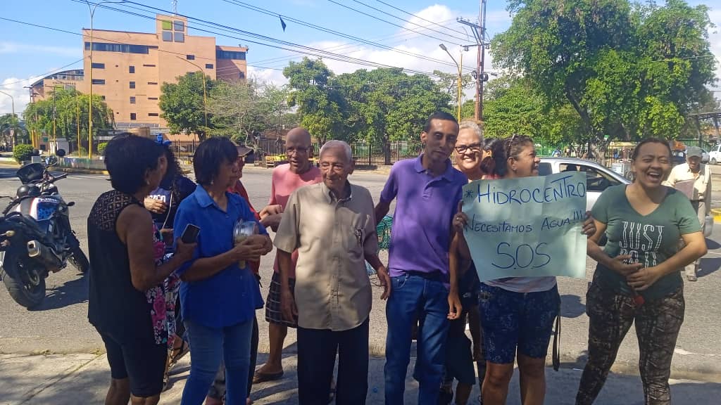 Vecinos de La Isabelica en Valencia hartos por falta de agua salen a protestar