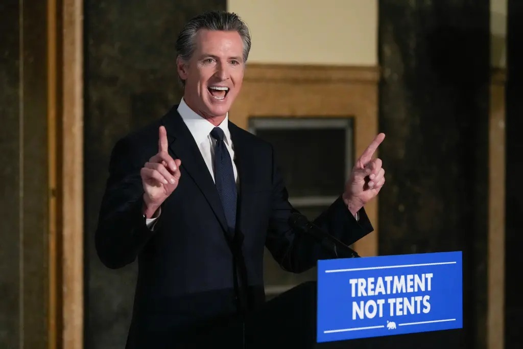 Gavin Newsom critica el intento de bloquear a Trump de las elecciones en California