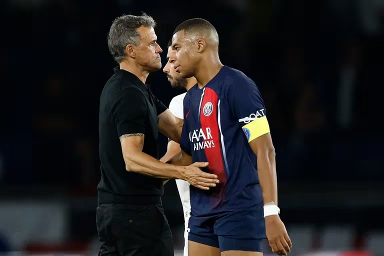 Crisis en PSG: filtran que entrenador espía la vida nocturna de sus jugadores mientras sube la tensión con Mbappé