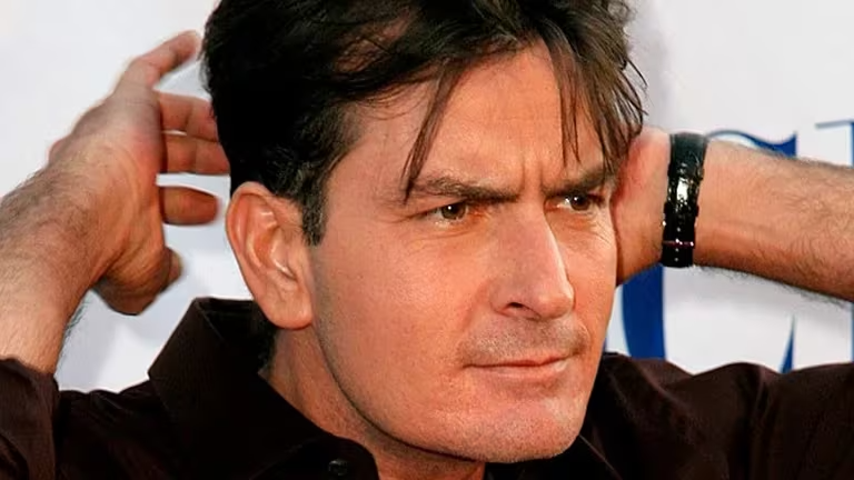 Charlie Sheen fue agredido por su vecina: intentó estrangularlo en su propia casa