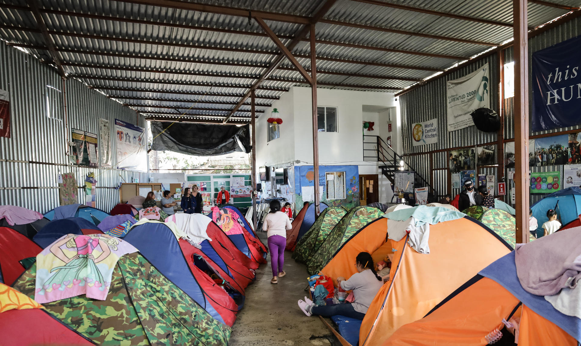 “Es un río constante de gente”: El flujo migratorio desborda la frontera México-EEUU