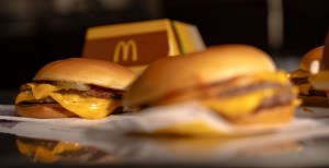 Se avecinan modificaciones en McDonald’s: cambiará la receta de sus hamburguesas en EEUU