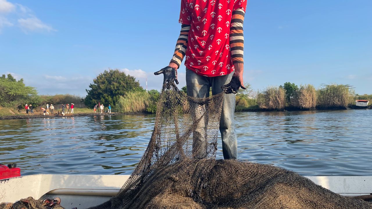 Los pescadores están muy preocupados por derrames de petróleo en el Lago de Maracaibo