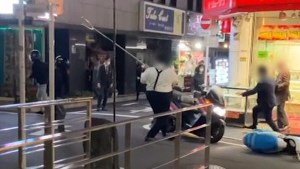 Intentaron robar una joyería, pero fueron espantados por un empleado con antigua arma de samuráis (VIDEO)
