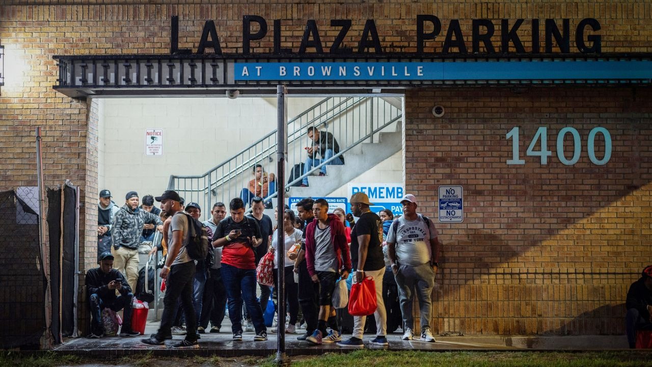 Chicago prohibió traslado de migrantes sin previo aviso y empresa de autobuses demandó por las restricciones