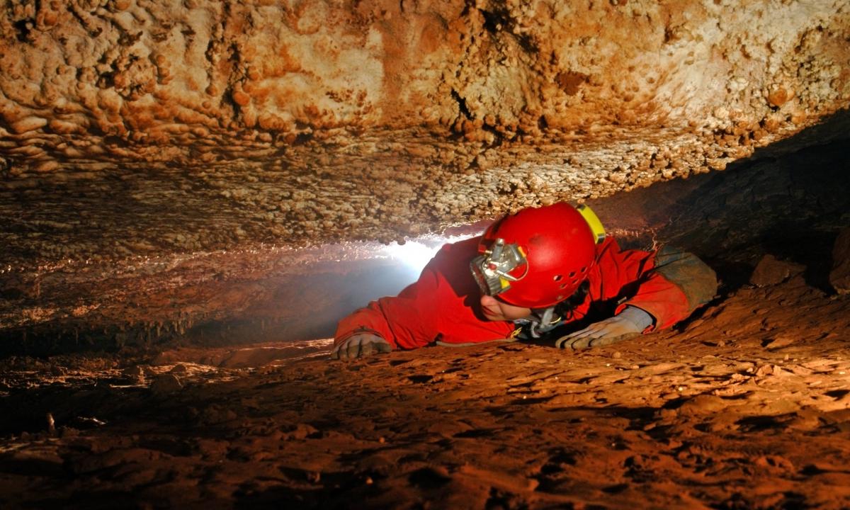 Autoridades eslovenas buscan rescatar cinco personas atrapadas en una cueva desde el sábado