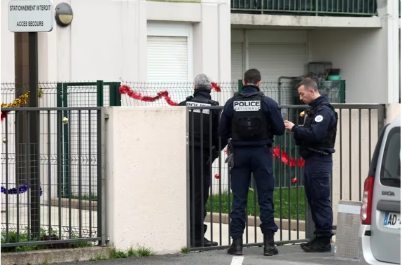 Niño de nueve años, obligado a vivir solo en Francia: su madre lo abandonó para irse con su pareja