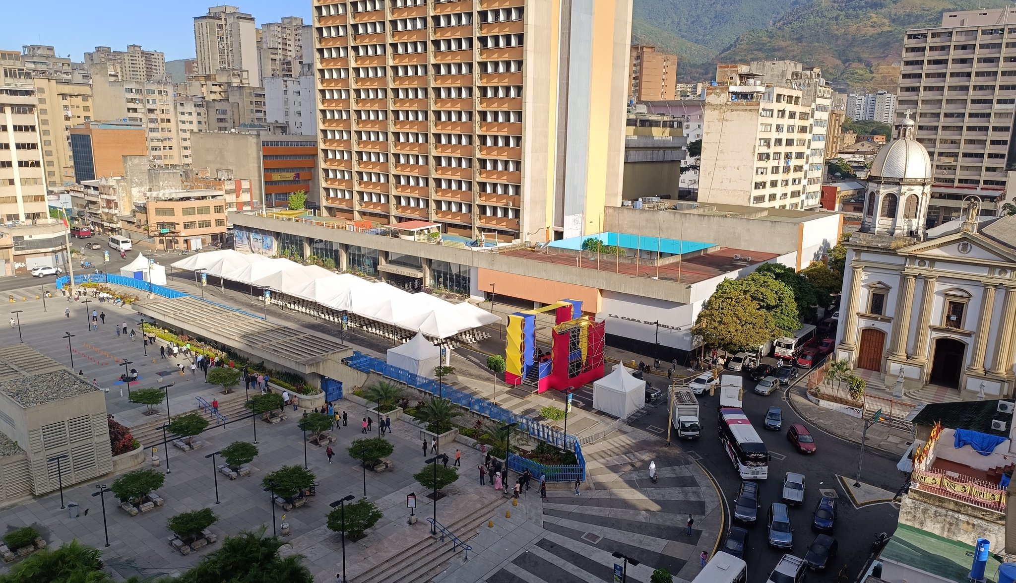 EN IMÁGENES: denuncian que el chavismo instaló tarimas frente al Ministerio de Educación este #15Ene