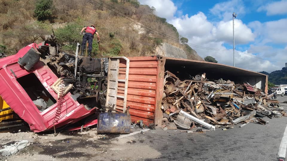 Gandola con chatarra volcó en la autopista Caracas – La Guaira y dejó tres lesionados este #23Ene (IMÁGENES)