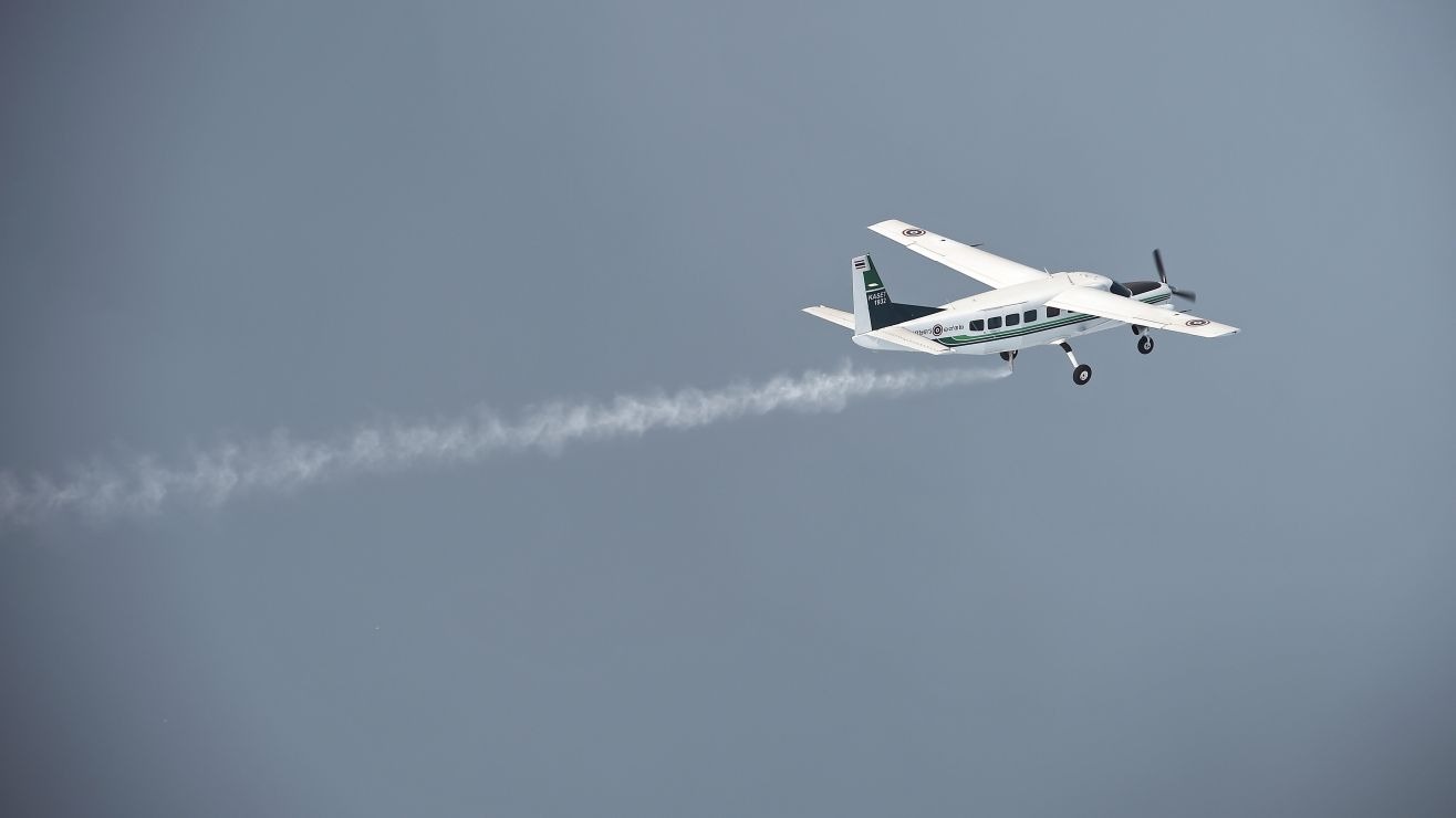 Hallan cadáver de una mujer frente a las costas de California luego de que se estrellara la avioneta donde viajaba