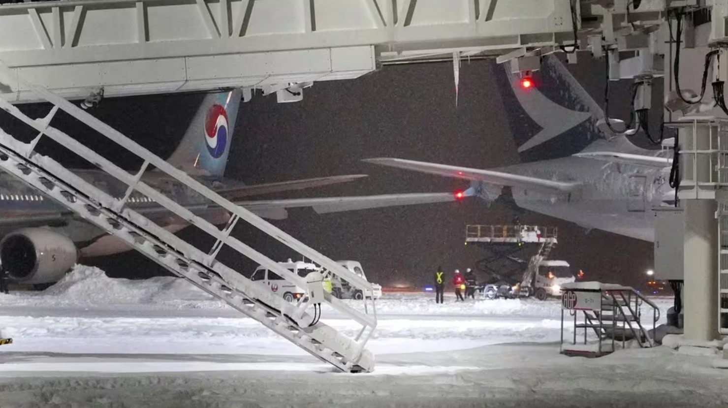 Otro accidente en Japón: un avión con 289 pasajeros impactó contra el ala de una aeronave estacionada