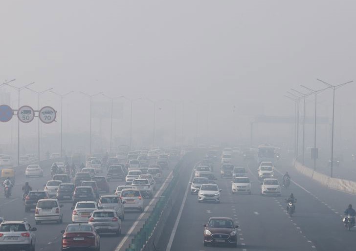 La densa niebla cancela y retrasa cientos de vuelos y trenes en Nueva Delhi