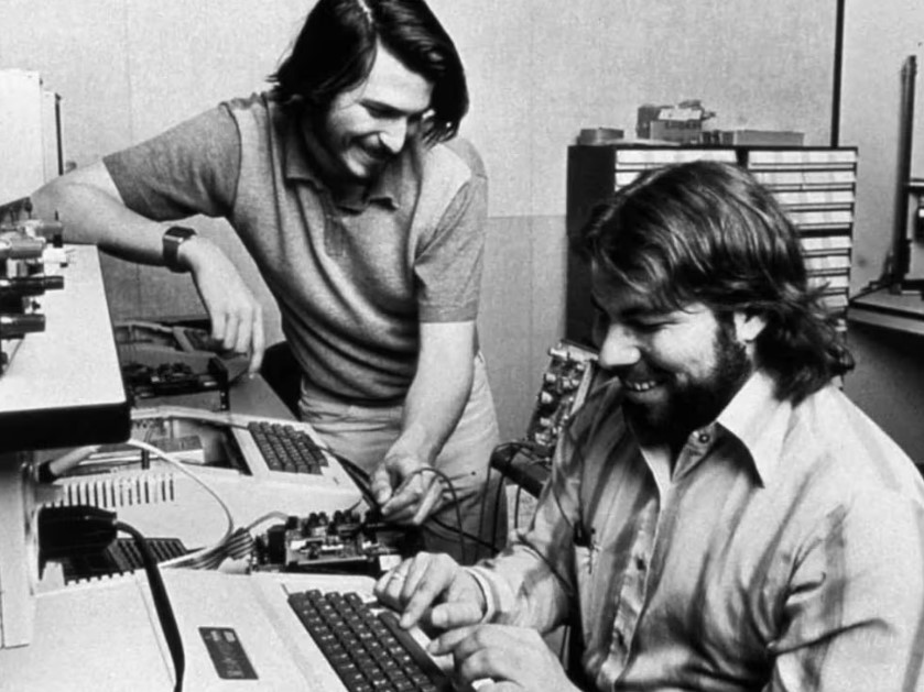 Hace 40 años salía a la venta la primera Apple Macintosh: un recorrido por la vida del genial Steve Jobs