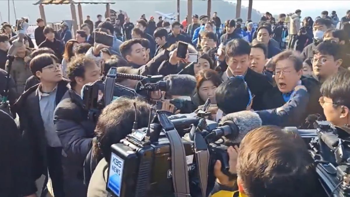 Apuñalan en el cuello al líder de la oposición de Corea del Sur