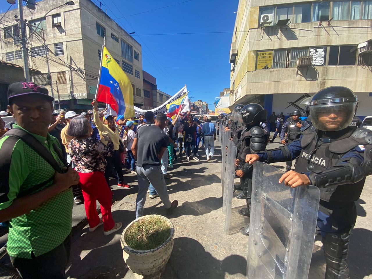 Maestros de Sucre retoman las calles: No somos delincuentes (Imágenes)