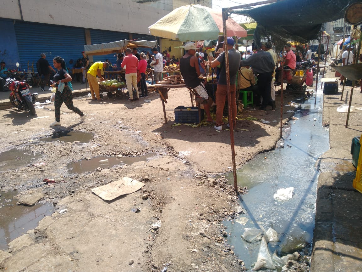 En mercado de Puerto La Cruz trabajan entre olores nauseabundos mientras esperan mejoras prometidas por la alcaldía