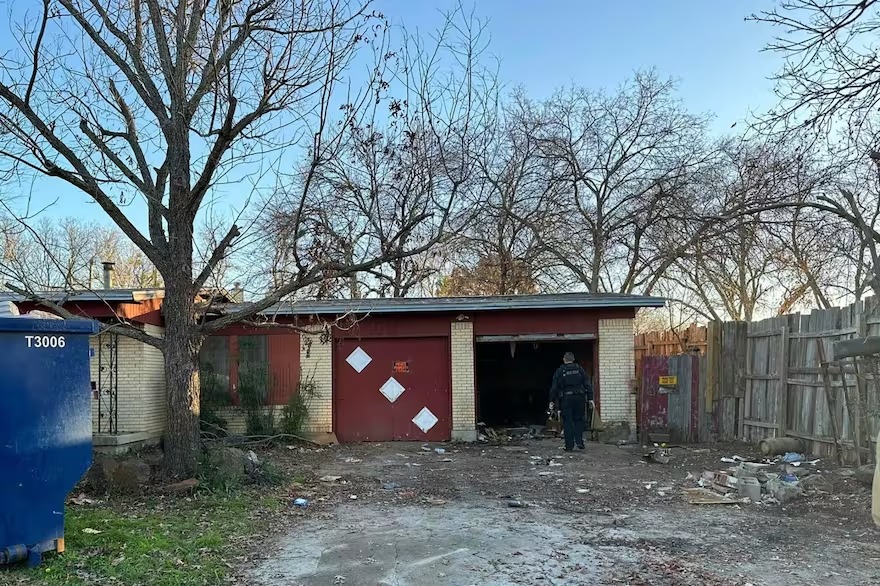 Hacía una renovación en su casa de Texas, pero entró en pánico al descubrir un objeto que podría acabar con su vida