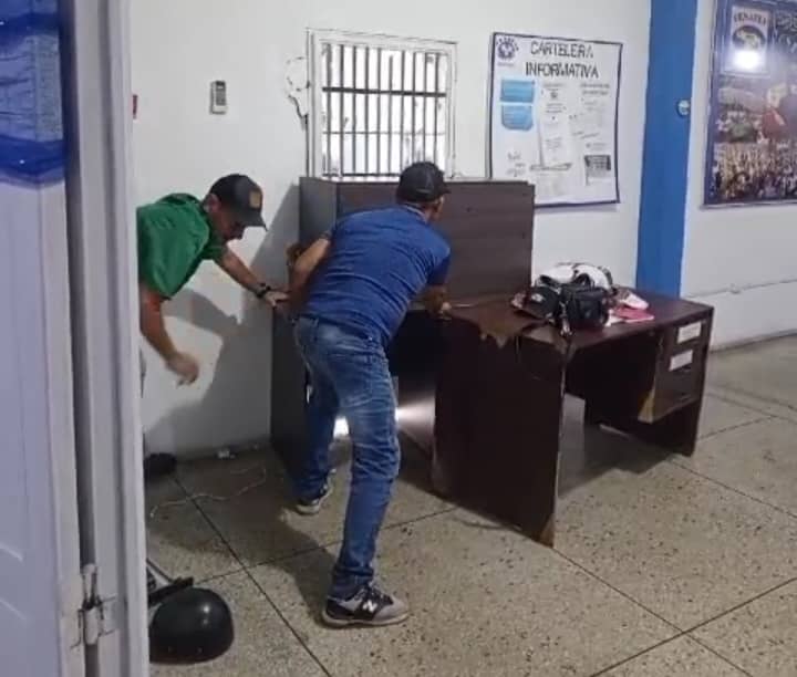 Encapuchados arremetieron contra la sede de Fenatev en Barinas (VIDEO)