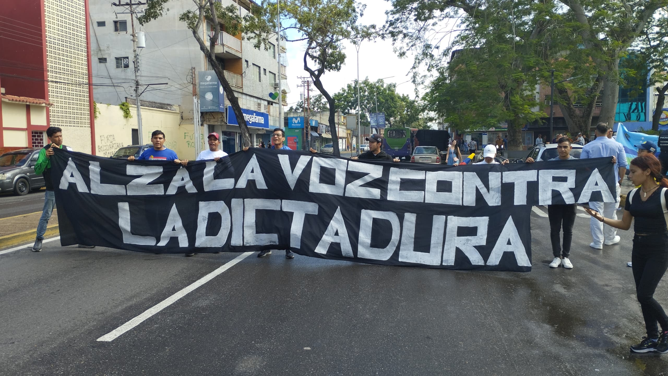 Ni siquiera la lluvia detuvo a los ciudadanos que marcharon en Maturín este #23Ene