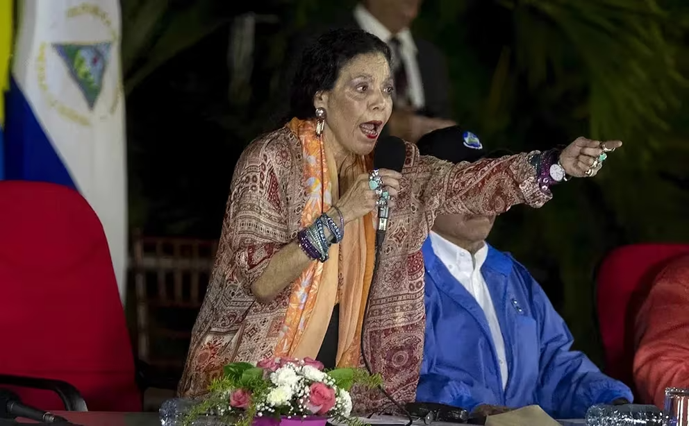 Reconocida escritora nicaragüense asegura que esposa de Ortega busca “convertirse en sacerdotisa de una Iglesia inventada por ella”