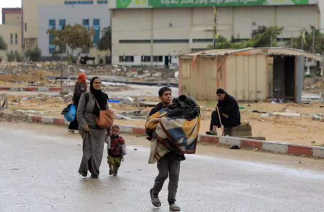 La falta de champú multiplica los piojos entre los desplazados de Gaza