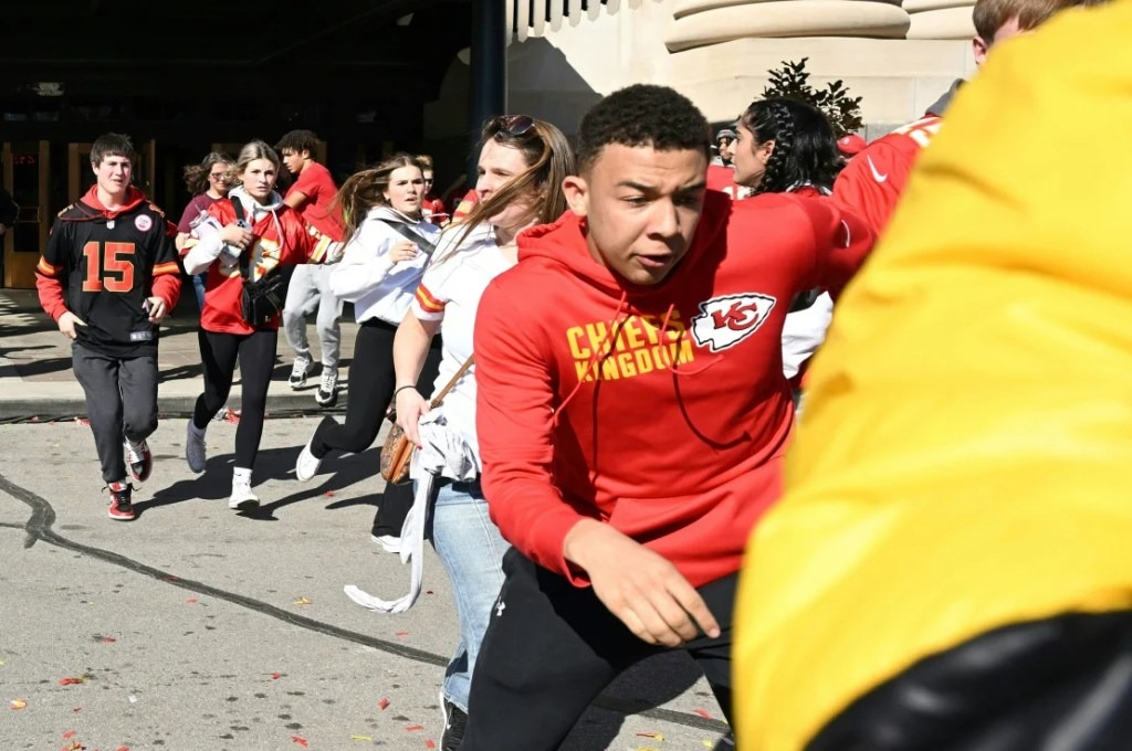 Dos hombres fueron acusados por asesinato tras desencadenar tiroteo en celebración de los Chiefs