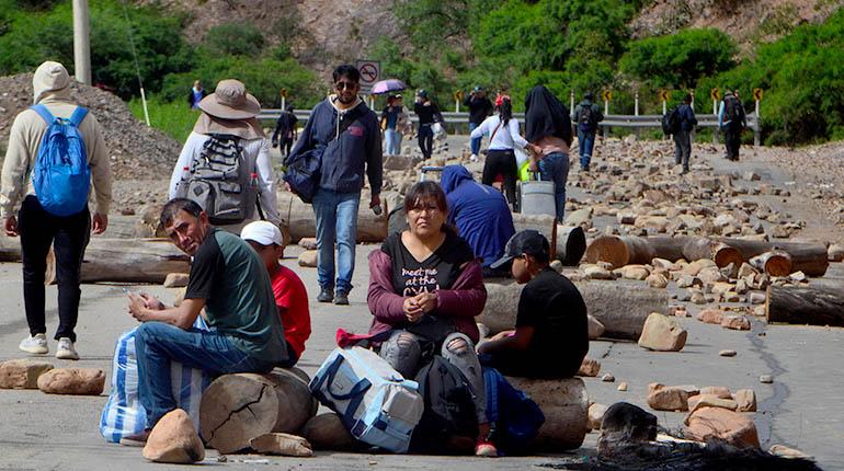 Más de mil carros y pasajeros, atrapados en rutas bloqueadas por sectores afines a Evo Morales en Bolivia