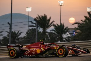Carlos Sainz Jr. dominó el segundo día de pruebas de pretemporada de Fórmula 1