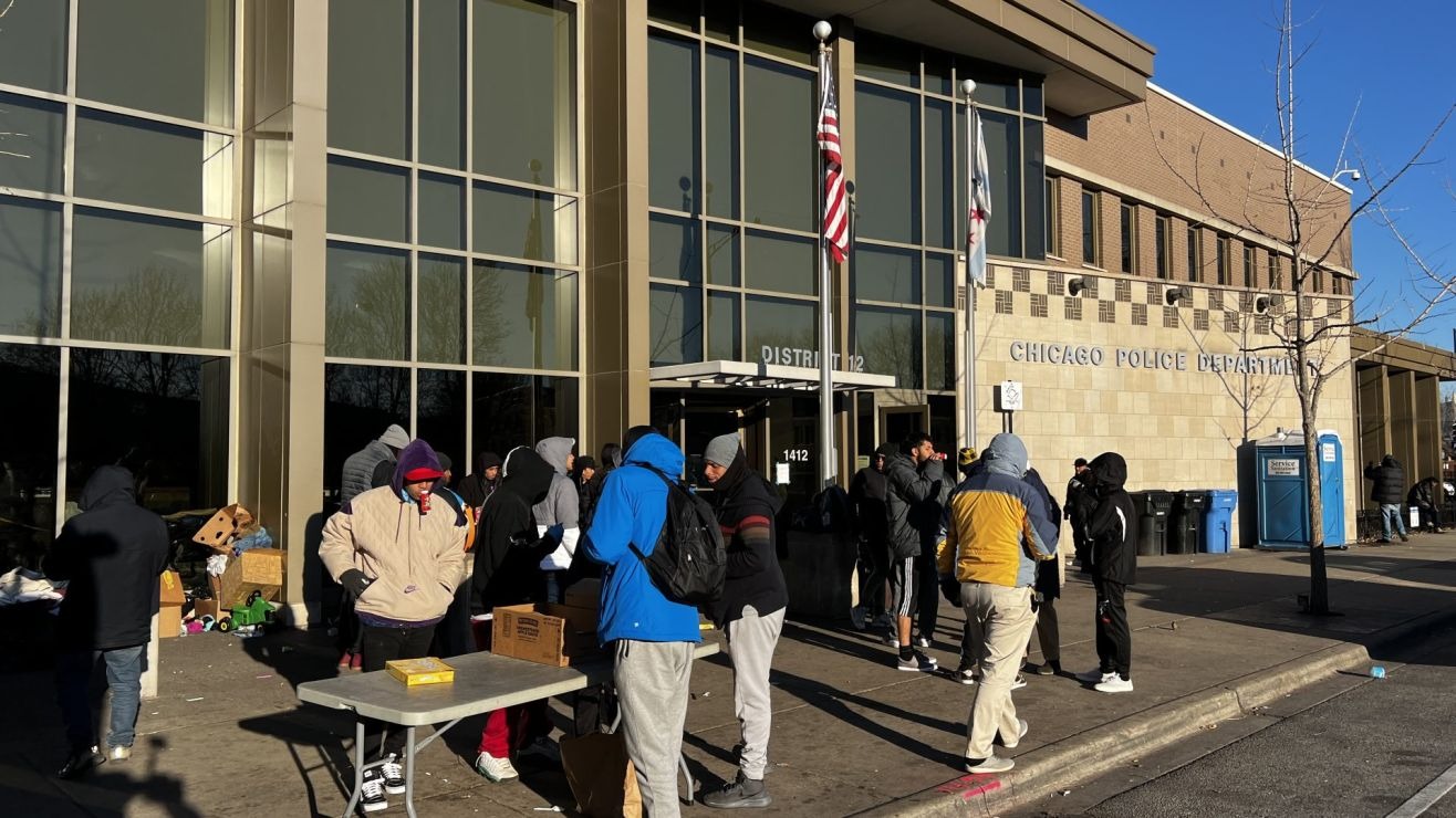 Crisis de migrantes en Chicago: el alcalde asegura que no podrán seguir sosteniendo los refugios