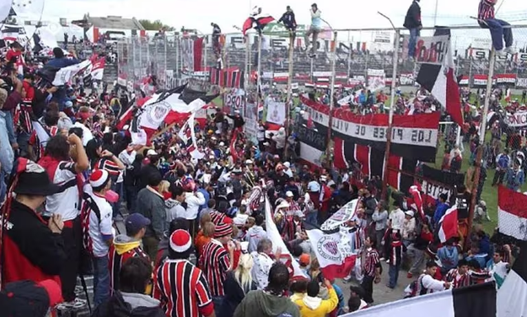 Violencia en los estadios de Argentina se cobró la vida de un hincha (Video)