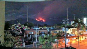 EN FOTOS: Incendio forestal consume las montañas de Las Delicias en Aragua este #7Feb
