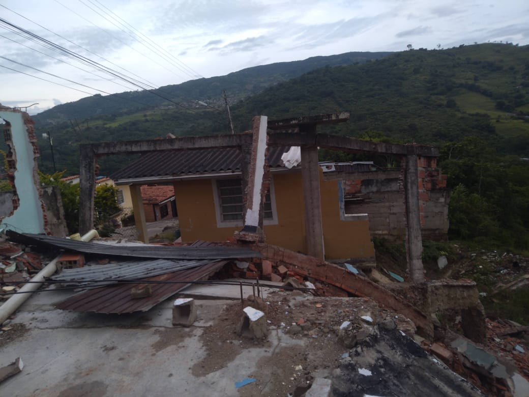 Varias familias compraron terreno para construir sus casas en Táchira y ahora unos vecinos lo invadieron