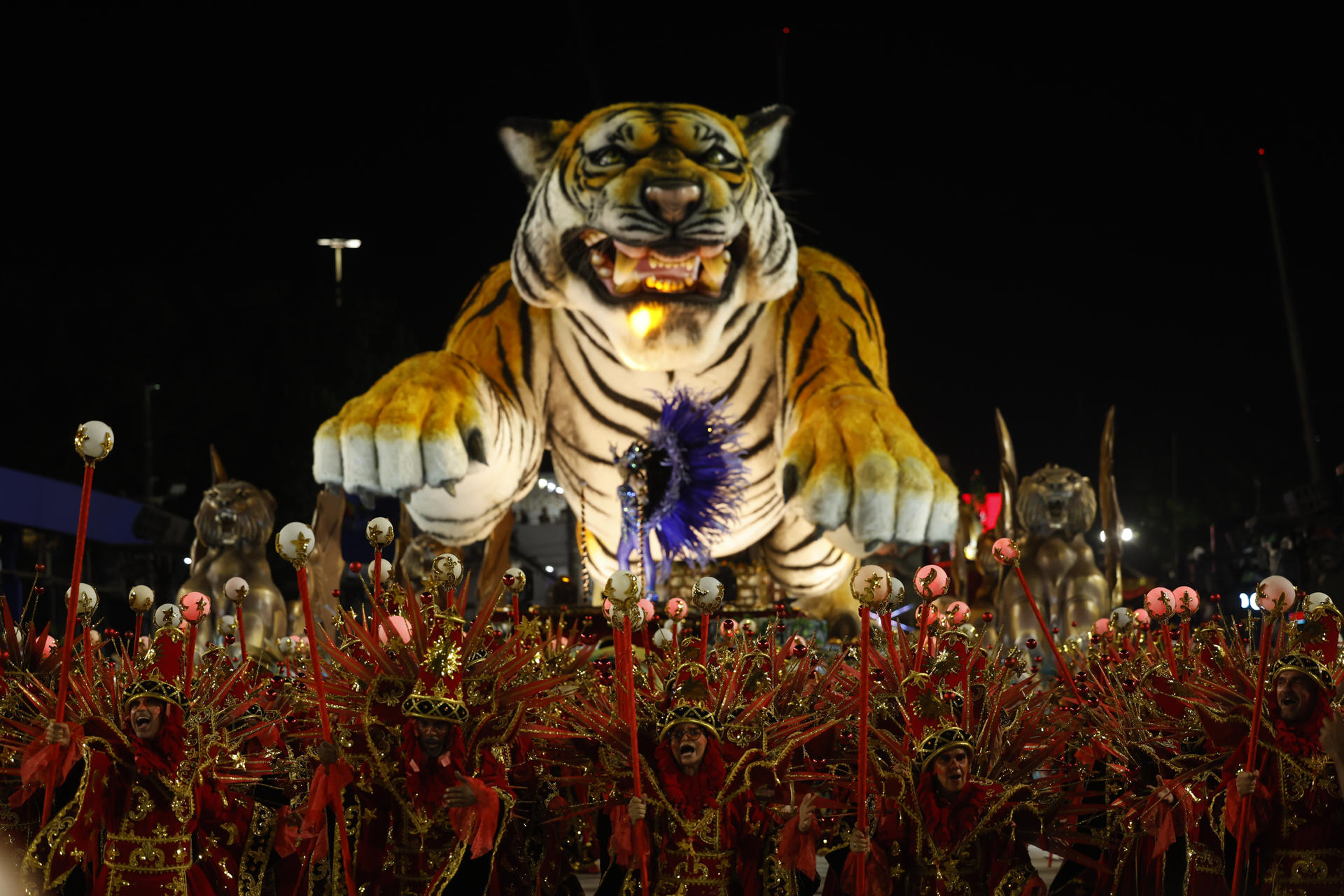 Homenaje a la fruta del anacardo abrió segundo día de desfiles en carnaval de Río de Janeiro (Fotos)