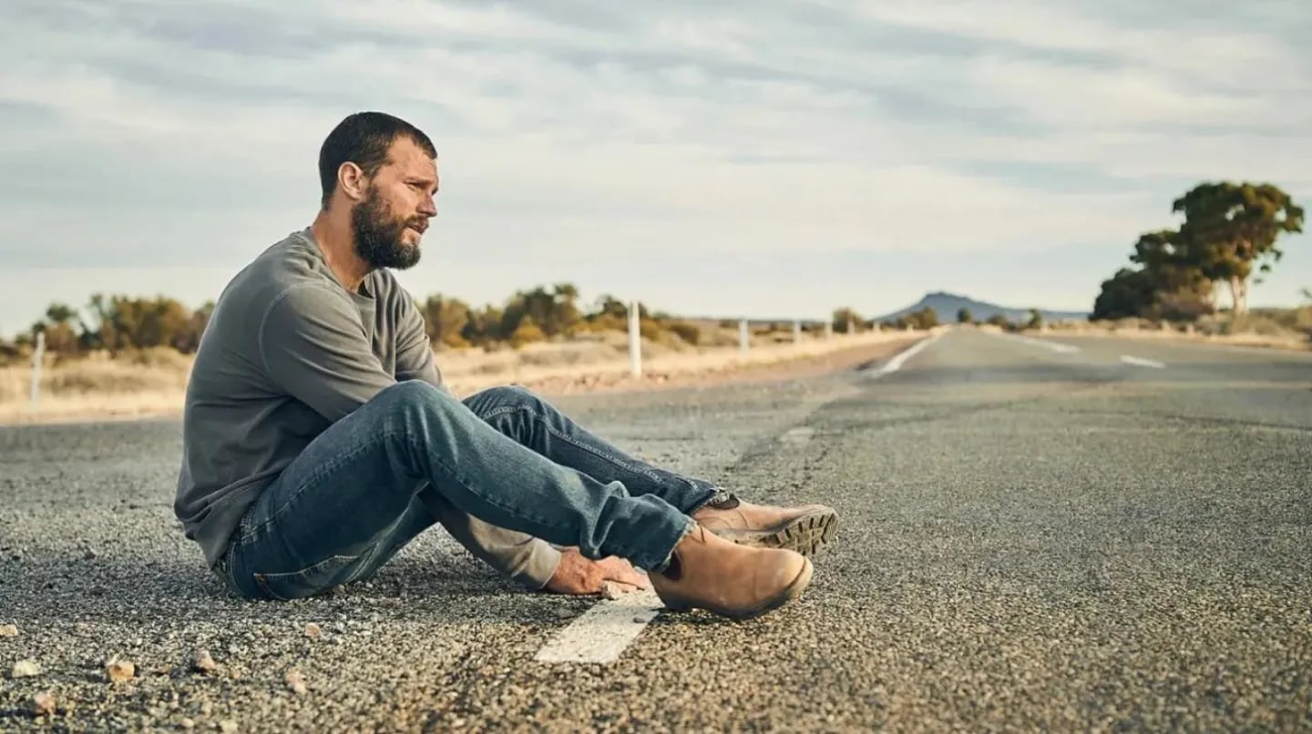 Por qué hay que ver “El turista”, una de la series más aclamadas en Netflix