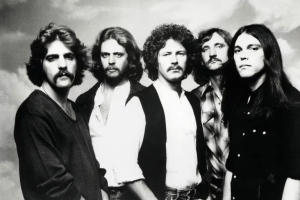 Batalla legal por los originales de las letras de “Hotel California”, el icónico álbum de The Eagles