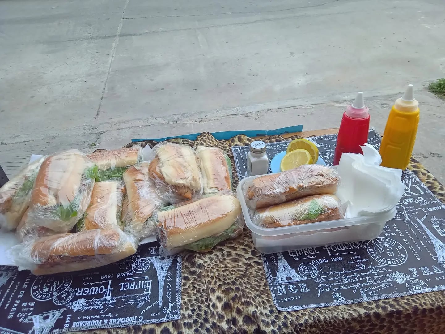 Vivió en la calle con su bebé, empezó a vender sándwiches para salir adelante y un video VIRAL lo cambió todo