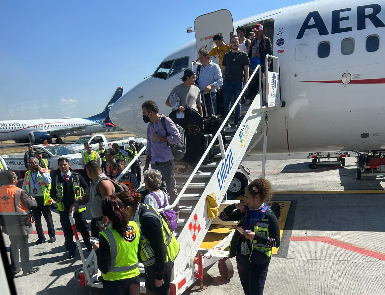 Su vuelo se demoró cuatro horas y tomó una decisión extrema: abrió la puerta y caminó sobre el ala del avión (VIDEO)