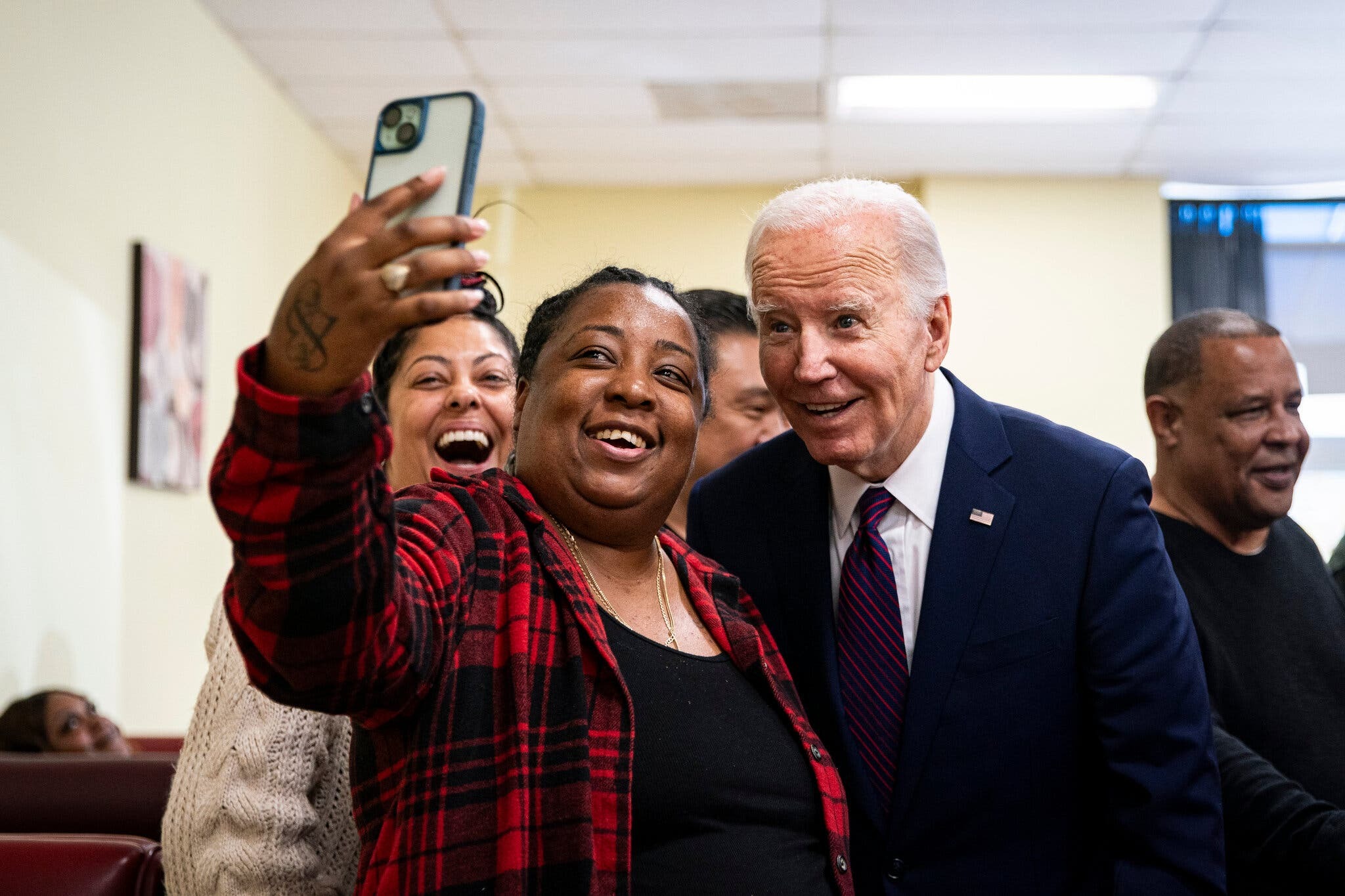 La campaña de Biden cambia de estrategia para dejar que el presidente sea él mismo