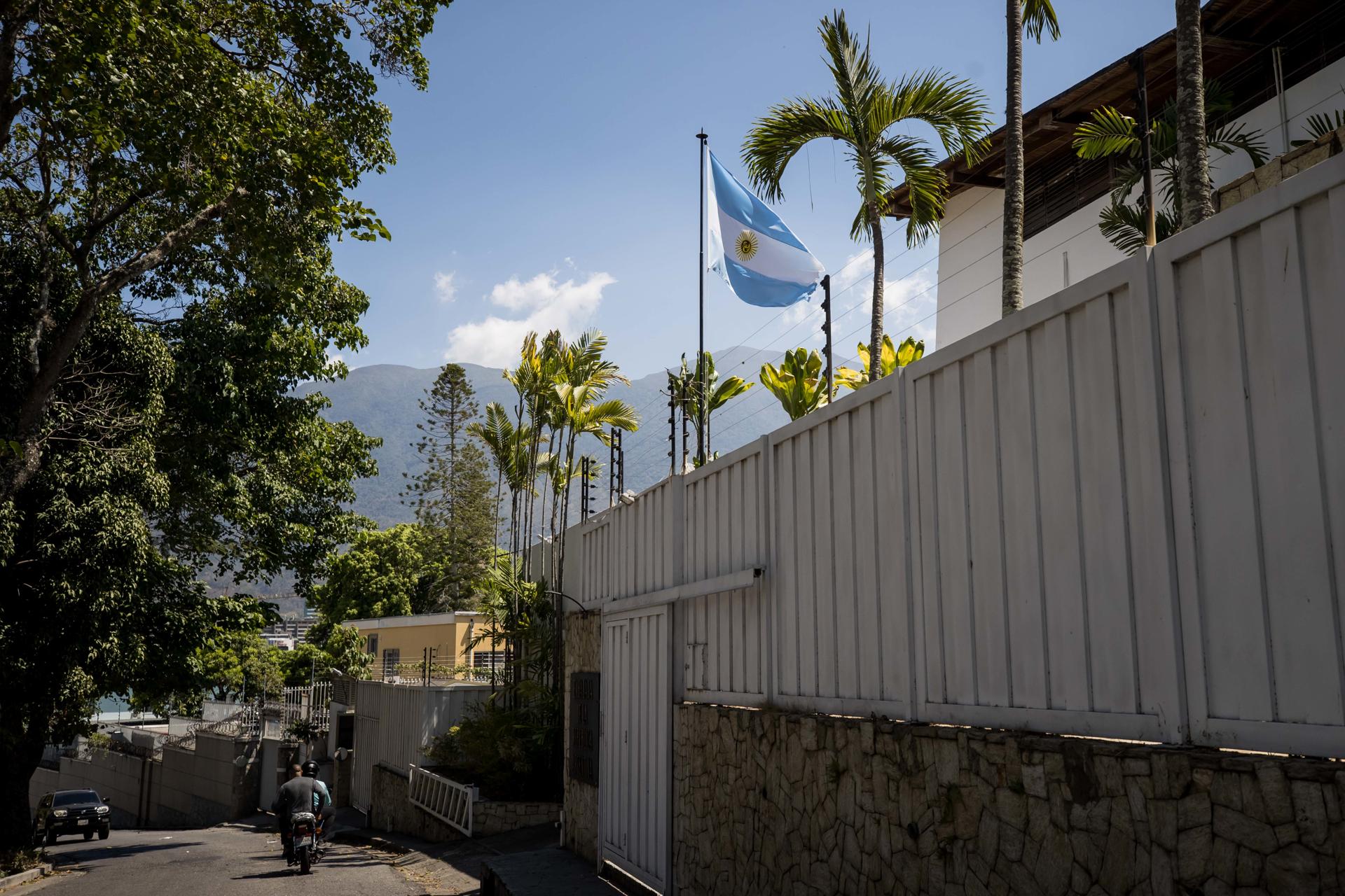Opositores en la Embajada de Argentina en Caracas, a la espera de un salvoconducto que no llega