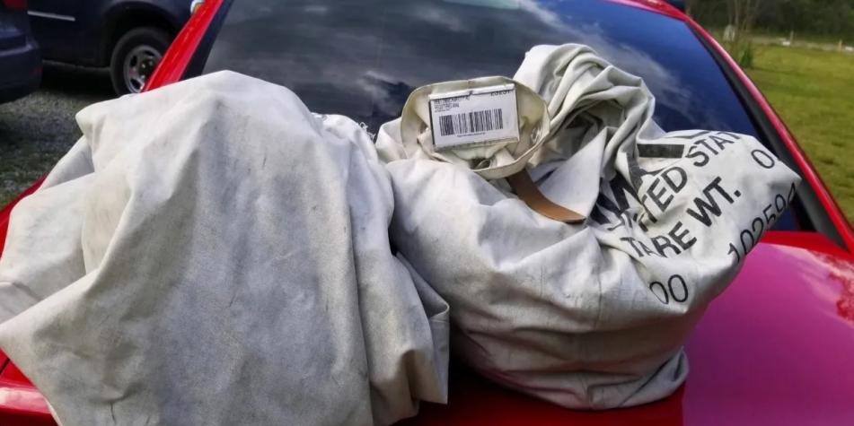 Encontraron bolsas en una carretera de Virginia y al abrirlas vieron algo que les cambiaría la vida